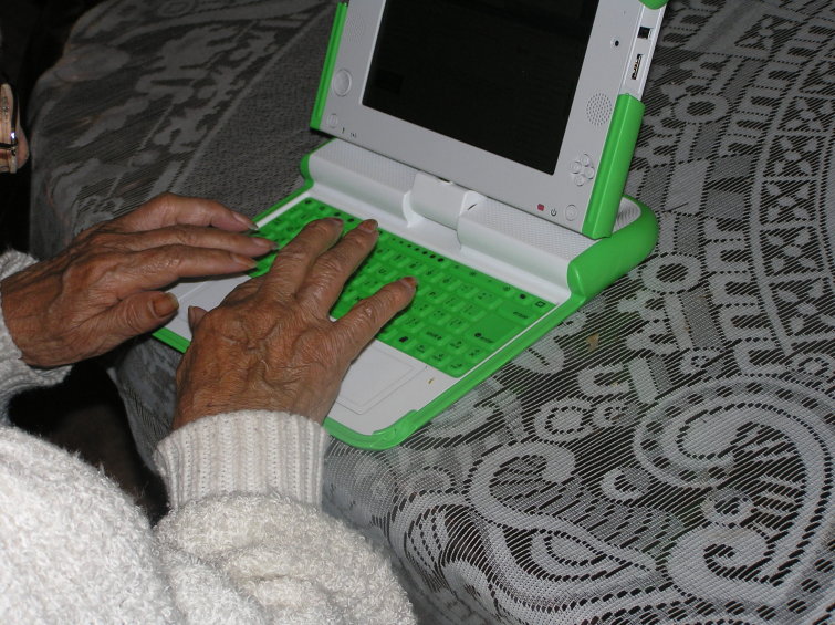 File:Lupe typing.jpg