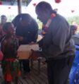 Dreikikir: Handing over laptops to Grade 3 students
